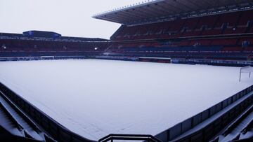 La nieve tiñe de blanco los estadios del fútbol español