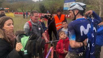 Gorka Izagirre con su padre en la meta. El del peto es Isasi.