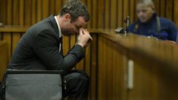 El sudafricano Oscar Pistorius en la &uacute;ltima sesi&oacute;n del juicio que se sigue contra &eacute;l en Pretoria por el supuesto asesinato de su novia, la modelo Reeva Steenkamp. 