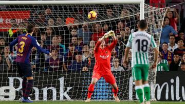 Soccer Football - La Liga Santander - FC Barcelona v Real Betis - Camp Nou, Barcelona, Spain - November 11, 2018  Barcelona&#039;s Marc-Andre ter Stegen fumbles the ball as Giovani Lo Celso scores Real Betis&#039; third goal   REUTERS/Albert Gea