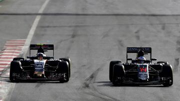 Carlos Sainz y Fernando Alonso durante el GP Europa 2016.