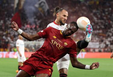 Nemanja Gudelj intenta despejar un balón que se encuentra entre su propia bota y la cabeza de Tammy Abraham.