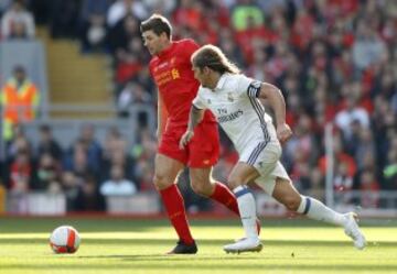 Steven Gerrard y Michel Salgado.