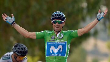 Movistar's Spanish cyclist Alejandro Valverde celebrates as he crosses the finish line winning the eighth stage of the 73rd edition of "La Vuelta" Tour of Spain cycling race, a 195.1 km route from Linares to Almaden, on September 1, 2018. (Photo by JORGE GUERRERO / AFP)