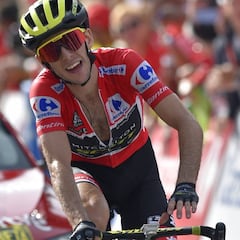 Simon Yates se defiende al ataque y ya acaricia la Vuelta