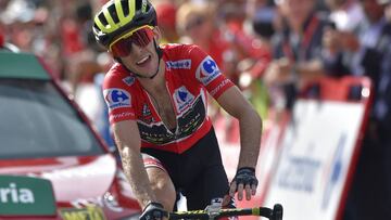 Simon Yates se defiende al ataque y ya acaricia la Vuelta