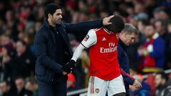 Nicolas P&eacute;p&eacute;, con el t&eacute;nico Mikel Arteta.