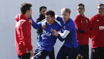 Santi Mina, agarrado por Wass, bromeando en el entrenamiento de ayer en Paterna.