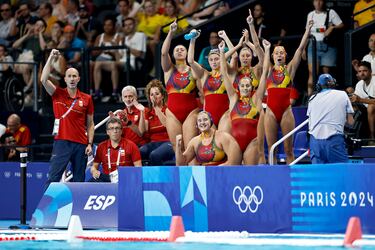 El banquillo español celebra un gol del equipo.
