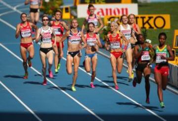 Hannah England de Gran Bretaña y Natalia Rodríguez de España compitiendo en los 1500 metros