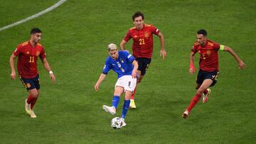 Jorginho entre Ferrán Torres, Mikel Oyarzabal y Sergio Busquets.