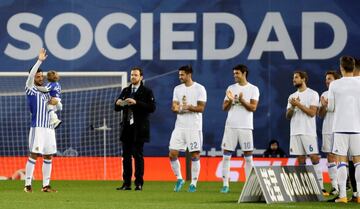 GRAF5691. San Sebastián, 20/12/2017.- El delantero mexicano de la Real Sociedad, Carlos Vela (i), homenajeado en su despedida del equipo donostiarra antes del inicio del encuentro correspondiente a la jornada diecisiete de primera división que disputan esta noche frente al Sevilla en el estadio Anoeta de San Sebastián. EFE/Juan Herrero.