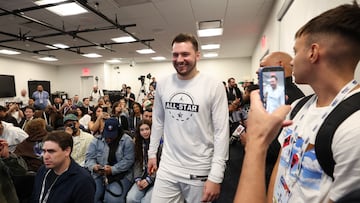 Luka Doncic llega a su rueda de prensa previa al All Star Game 2026 de Los Ángeles.
