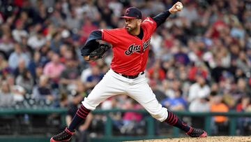 El lanzador mexicano amenazó con darse de baja para Cleveland Indians si Plesac y Clevinger no pasaban por el control protocolario para su reintegración.