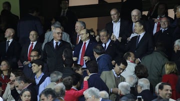 Jos&eacute; Castro, en el palco del Pizju&aacute;n en el partido ante el Barcelona.