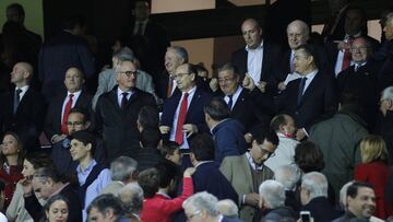 Jos&eacute; Castro, en el palco del Pizju&aacute;n en el partido ante el Barcelona.