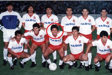 El actual entrenador de Curicó Unido es un reconocido ídolo en Antofagasta. Fue delantero y tuvo un breve paso por América de Cali de Colombia. En la foto aparece tras su paso por Valdivia (1988-1989)