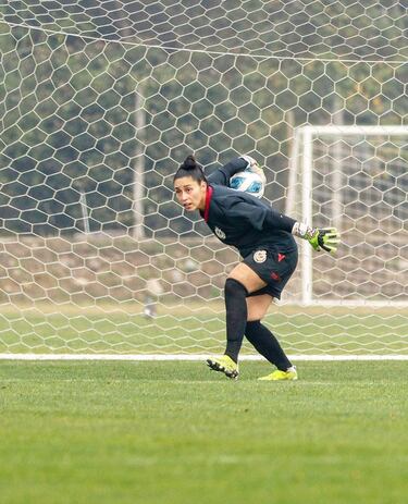 Entrenar a oscuras y polerones regalados: las penurias de la arquera despedida de La Serena