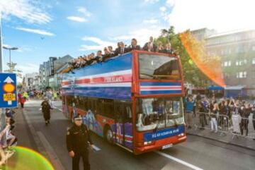 Las im芍genes del recibimiento a la selecci車n de Islandia