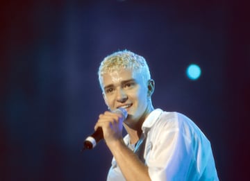 Comenz¨® su carrera como cantante en los programas de televisi¨®n Star Search y Mickey Mouse Club. A finales de los a?os 90 adquiri¨® fama internacional al pertenecer a la boy band 'N Sync, cuyos dos primeros ¨¢lbumes fueron certificados con disco de diamante tras vender m¨¢s de 10 millones de copias solo en los Estados Unidos, adem¨¢s de haber alcanzado la cima de numerosos listados alrededor del mundo. En 2002 la banda se desintegr¨® y Timberlake comenz¨® su carrera en solitario.