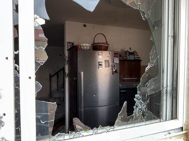 Una escena tomada a travs de una ventana rota muestra la cocina de una casa que estaba en manos de militantes palestinos.