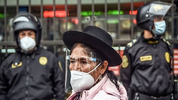 A woman walks by as police officers stand guard in the surrounding of the Congress in Lima on September 18, 2020 as Peru&#039;s President Martin Vizcarra faces an impeachment trial. - Vizcarra faces an impeachment trial in congress on Friday after Peru&#039;s top court rejected his government&#039;s appeal to block the vote, though analysts said he would likely survive. The Constitutional Court ruled by five votes to two to allow the vote, its president announced in a statement which acknowledged that in any case, Vizcarra&#039;s removal appeared increasingly remote. (Photo by Ernesto BENAVIDES / AFP)