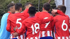 Los jugadores del Atl&eacute;tico B celebran un gol en el Cerro del Espino.