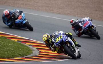 Valentino Rossi seguido de Lorenzo. 