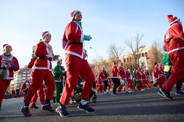 Varias personas durante la XIII Carrera de Pap¨¢ Noel, a 22 de diciembre de 2024, en Madrid (Espa?a).