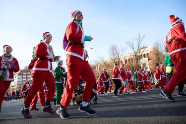 Varias personas durante la XIII Carrera de Papá Noel, a 22 de diciembre de 2024, en Madrid (España).