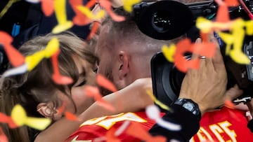 Football - NFL - Super Bowl LVIII - Kansas City Chiefs v San Francisco 49ers - Allegiant Stadium, Las Vegas, Nevada, United States - February 11, 2024 Kansas City Chiefs' Travis Kelce kisses partner Taylor Swift as they celebrate after Kansas City Chiefs win Super Bowl LVIII REUTERS/Carlos Barria. REFILE - QUALITY REPEAT     TPX IMAGES OF THE DAY