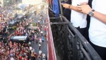 <b>MULTITUD ROJIBLANCA. </b>Los aficionados colchoneros aclamaban a sus jugadores que veían una Puerta del Sol rojiblanca desde el balcón de la Comunidad de Madrid.