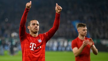 Thiago saluda a la afici&oacute;n del Bayern.