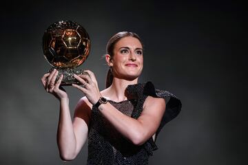 La espa?ola Alexia Putellas, jugadora del FC Barcelona, posa tras recibir el premio Bal車n de Oro femenino, por segundo a?o consecutivo.