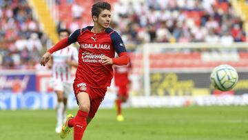 Isaac Brizuela durante un partido entre Chivas y Necaxa.