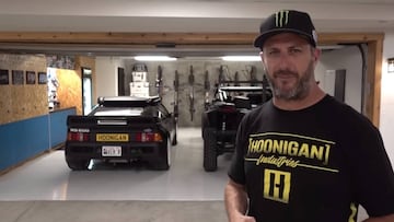 Ken Block muestra su garaje, al fondo, con un Ford RS 200 y sus bicis de MTB DH, adem&aacute;s de las taquillas de su mujer y sus hijas, una nevera con Monster y un sitio para guardar las herramientas.