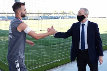 Florentino Pérez saluda a Borja Mayoral. 