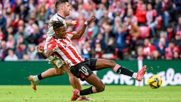 BILBAO, 30/03/2025.- El delantero del Athletic Club de Bilbao Nico Williams (d) intenta rematar a portería ante el defensa del Osasuna Jesús Areso (i), durante el partido de la jornada 29 de LaLiga que Athletic Club y Atlético Osasuna disputan este domingo en el estadio de San Mamés. EFE/Javier Zorrilla