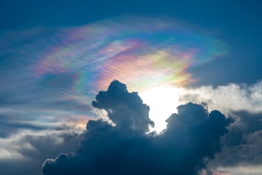 A pesar del nombre, no hay fuego: se trata de nubes formadas por cristales de hielo que refractan la luz solar, mostrando colores similares a los de un arcoíris. Suelen aparecer en nubes cirros muy altas cuando el Sol está en un punto concreto del cielo. Es un fenómeno extremadamente fotogénico y relativamente poco frecuente, ya que requiere condiciones atmosféricas muy específicas.