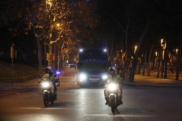 Llegada sin incidentes al estadio de los autobuses del Barcelona y el Real Madrid.