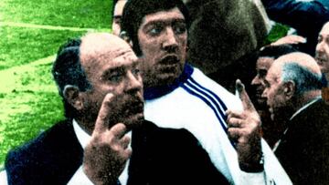 En la 70-71 el Valencia, que dependía de sí mismo, cayó en la última jornada en Sarriá. Necesitaba un empate en el Atlético-Barça y se dio. En la imagen, Di Stéfano, entrenador del Valencia, con Barrachina detrás, preguntaba si seguían 1-1.