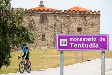 Con 1.104 metros sobre el nivel del mar, el monasterio de Tentudía es el punto más alto de la provincia de Badajoz, y acoge a un gran número de turistas durante el año. Es una iglesia-fortaleza que pertenece a la localidad de Calera de León. 