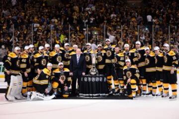 Odiados por ser acusados por equipos como los Canucks y los Canadiens de jugar sucio y de comportamiento barato. Han ganado seis veces la Stanley Cup en la NHL.