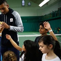Kyrgios, díscolo en la pista y solidario fuera de ella