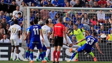 GETAFE (ESPAÑA), 20/05/2023.- Lucas Boyé del Elche anota un gol ante el Getafe este sábado, durante un partido de LaLiga, entre el Getafe y el Elche, en el Coliseum Alfonso Pérez de Getafe, Madrid (España). EFE/ Fernando Alvarado
