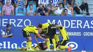 Celebración del segundo gol de Giuliano Simeone en el Ponferradina - Real Zaragoza.