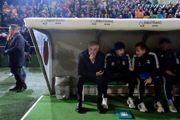 Carlo Ancelotti en el banquillo del estadio Príncipe Felipe en Cáceres.