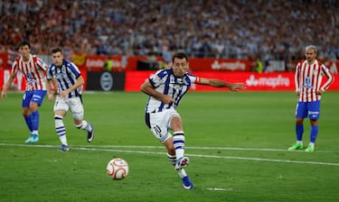 Antes del descanso, la Real volvió a ponerse por delante. Oyarzabal transformó un penalti señalado tras una acción en el área, adelantando de nuevo al conjunto donostiarra.