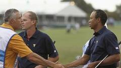 <b>EDUCADOS. </b>Tiger Woods y Steve Williams se saludan tras la partida.