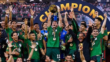 Santiago Gimenez of Mexico with The Champion trophy during the game Mexico (Mexican National team) vs Panama, corresponding Great final of the CONCACAF Gold Cup 2023, at SoFi Stadium, on July 16, 2023.

<br><br>

Santiago Gimenez de Mexico con el Trofeo de Campeon durante el partido Mexico (Seleccion Nacional Mexicana) vs Panama, correspondiente a la Gran Final de la Copa Oro de la CONCACAF 2023, en el SoFi Stadium, el 16 de Julio de 2023.